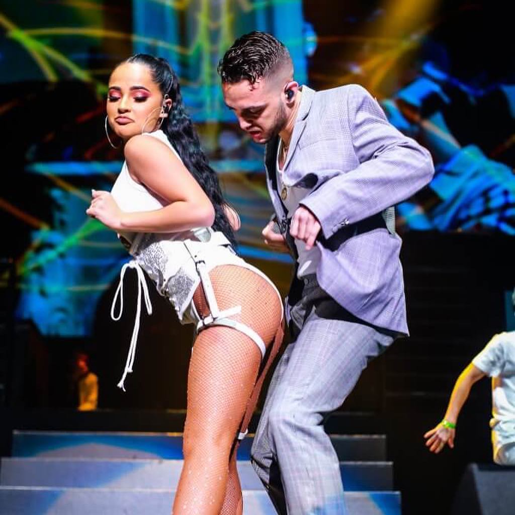 Қабырғаға қарсы тұрған жыныстық қатынас