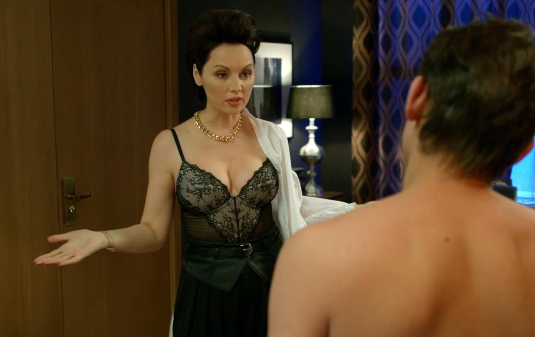 Жетілген әйелдер өздерінің жалаңаш пиздаларына спермы (бейне)