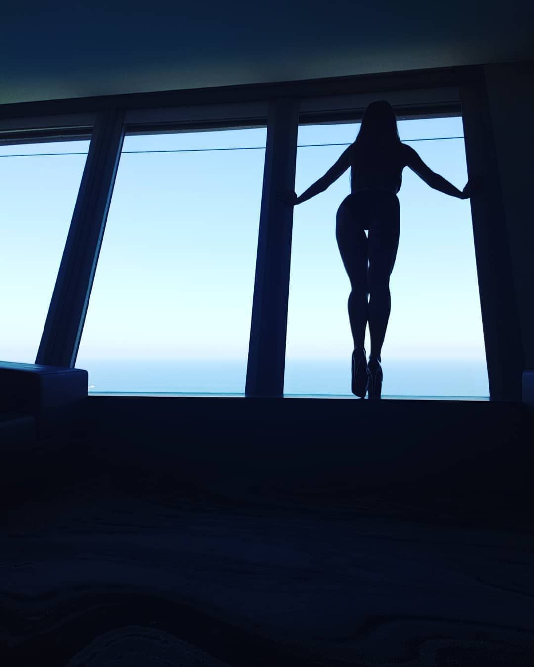 qoshiqchi Aleshaning kokraklari