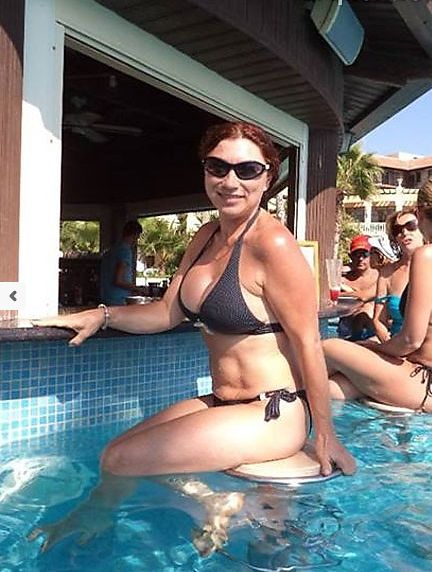 Қызды екі аяғының арасынан сипалап жатыр