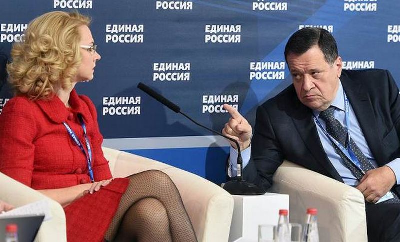 Сүйісіп жатқан гей жігіттер