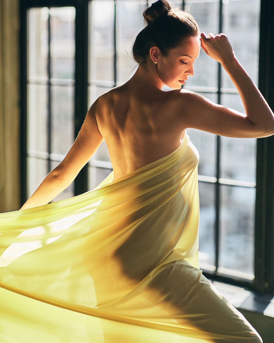 Порно: қарттар жас бекіре балықтарды ебля