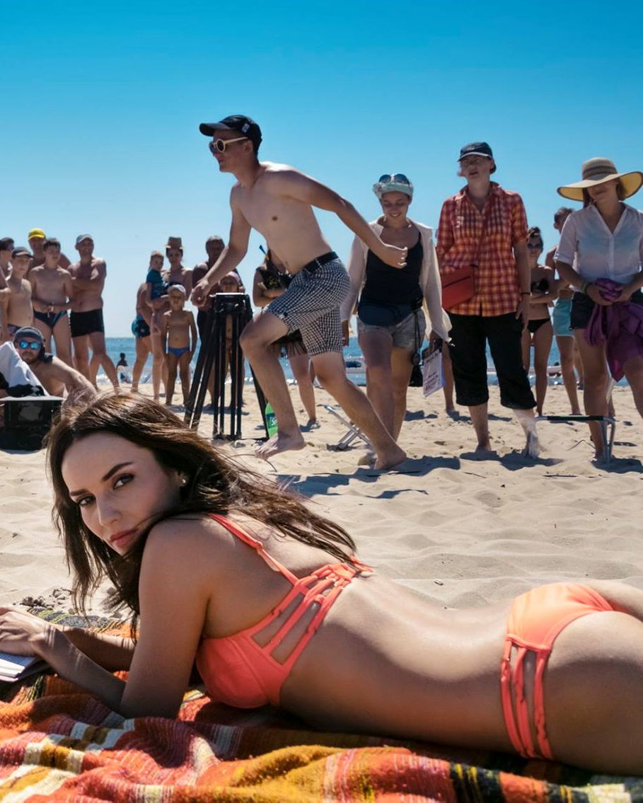 Байкерлер кеуделерін көрсетеді