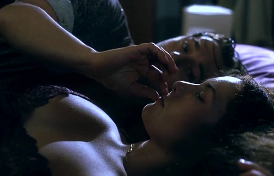 Анальды жыныстық қатынасқа арналған презервативтер Порнода олар әдемі аяқтарды жалайды.