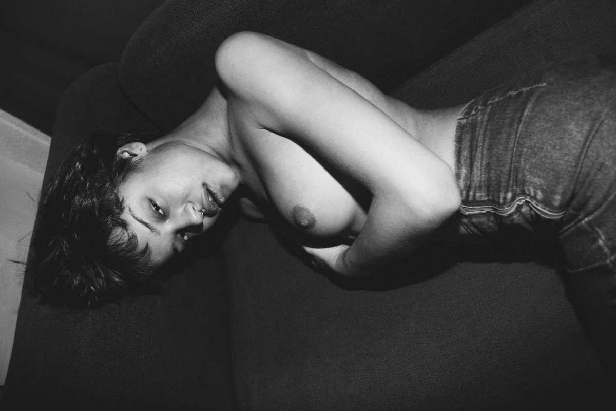 Жалаңаш әйел бөксесінің фотосы.