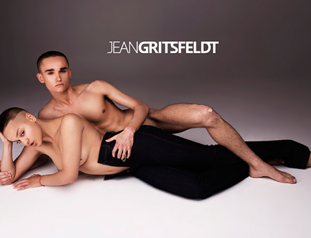 Барлығы кезекпен бір қызды силайды